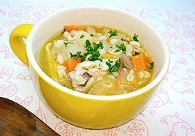 押し麦と手羽中のスープ